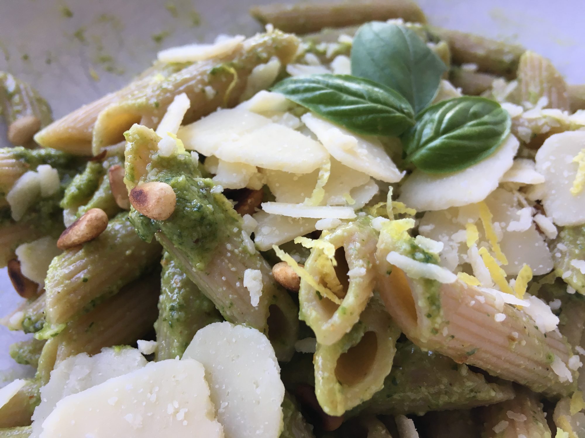 Pasta mit selbstgemachtem Pesto und feiner Zitronennote - Ein Löffel Liebe