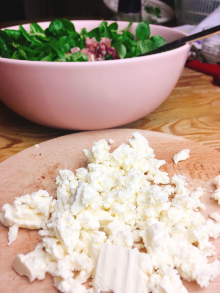 Deftiger Feldsalat mit gerösteten Walnüssen