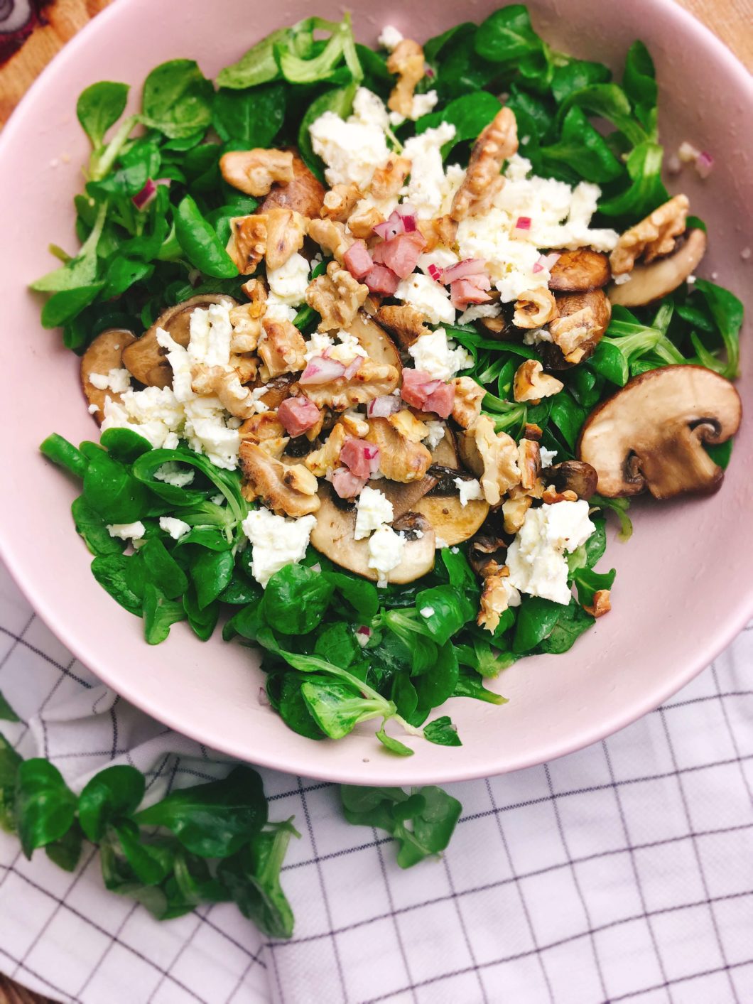 Deftiger Feldsalat mit Schafskäse und gerösteten Walnüssen - Ein Löffel ...