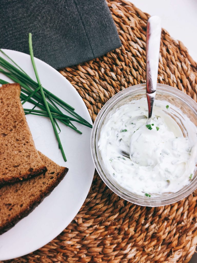 Avocado-Toast mit Quark-Schnittlauch-Dip - Ein Löffel Liebe