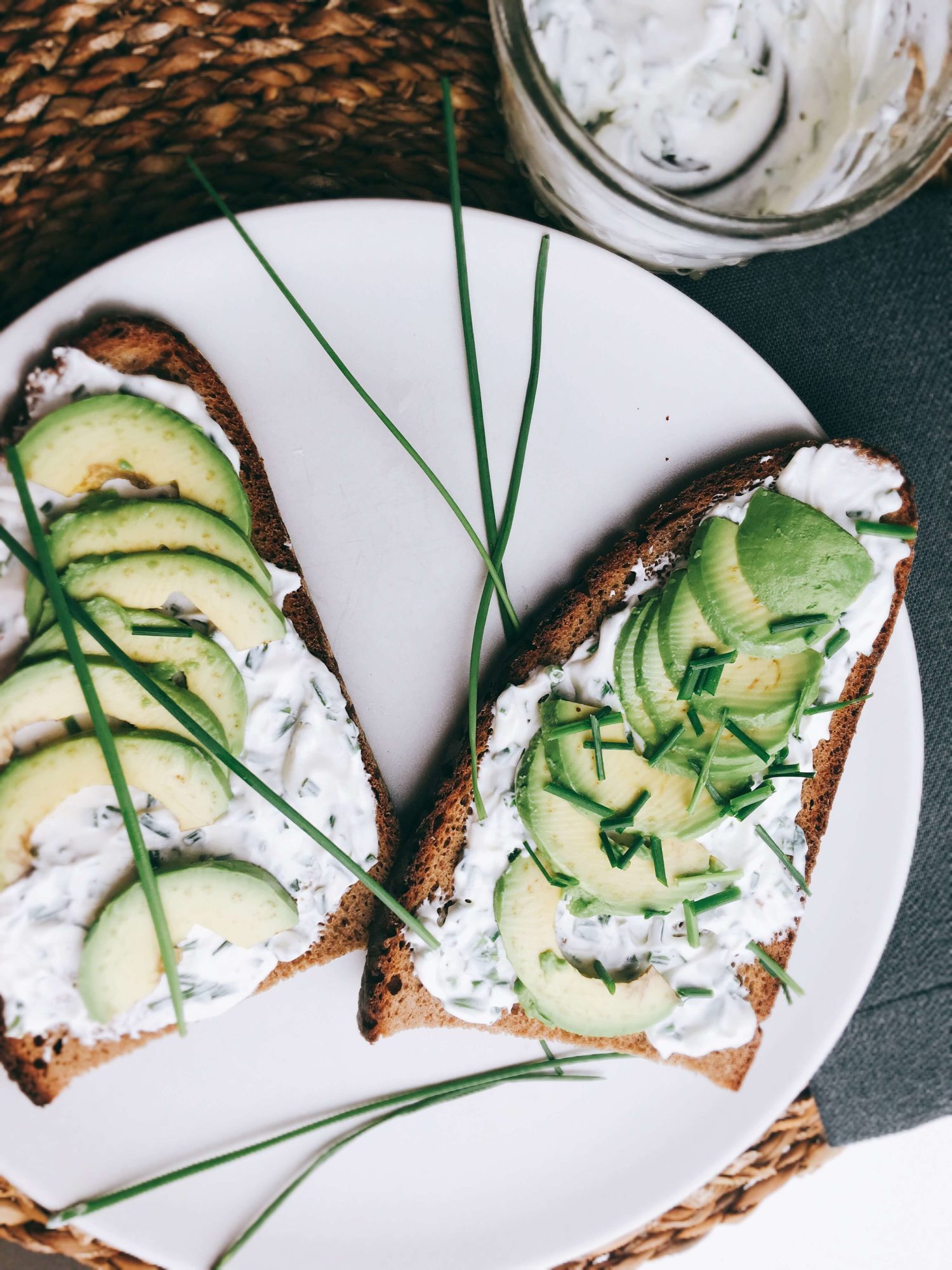 Rezept für Avocado-Toast mit Quark-Schnittlauch-Dip