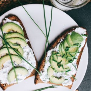 Rezept für Avocado-Toast mit Quark-Schnittlauch-Dip