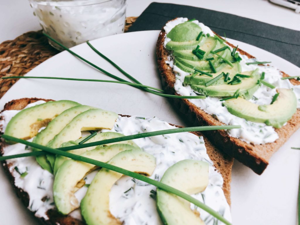 Rezept für Avocado-Toast mit Quark-Schnittlauch-Dip