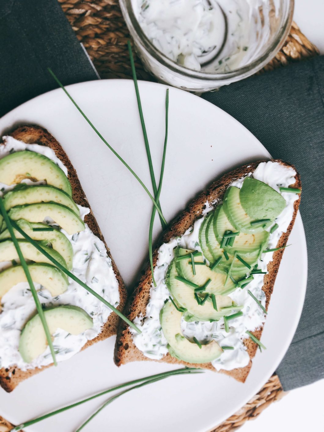 Rezept für Avocado-Toast mit Quark-Schnittlauch-Dip