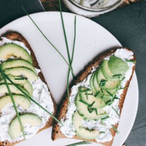 Rezept für Avocado-Toast mit Quark-Schnittlauch-Dip