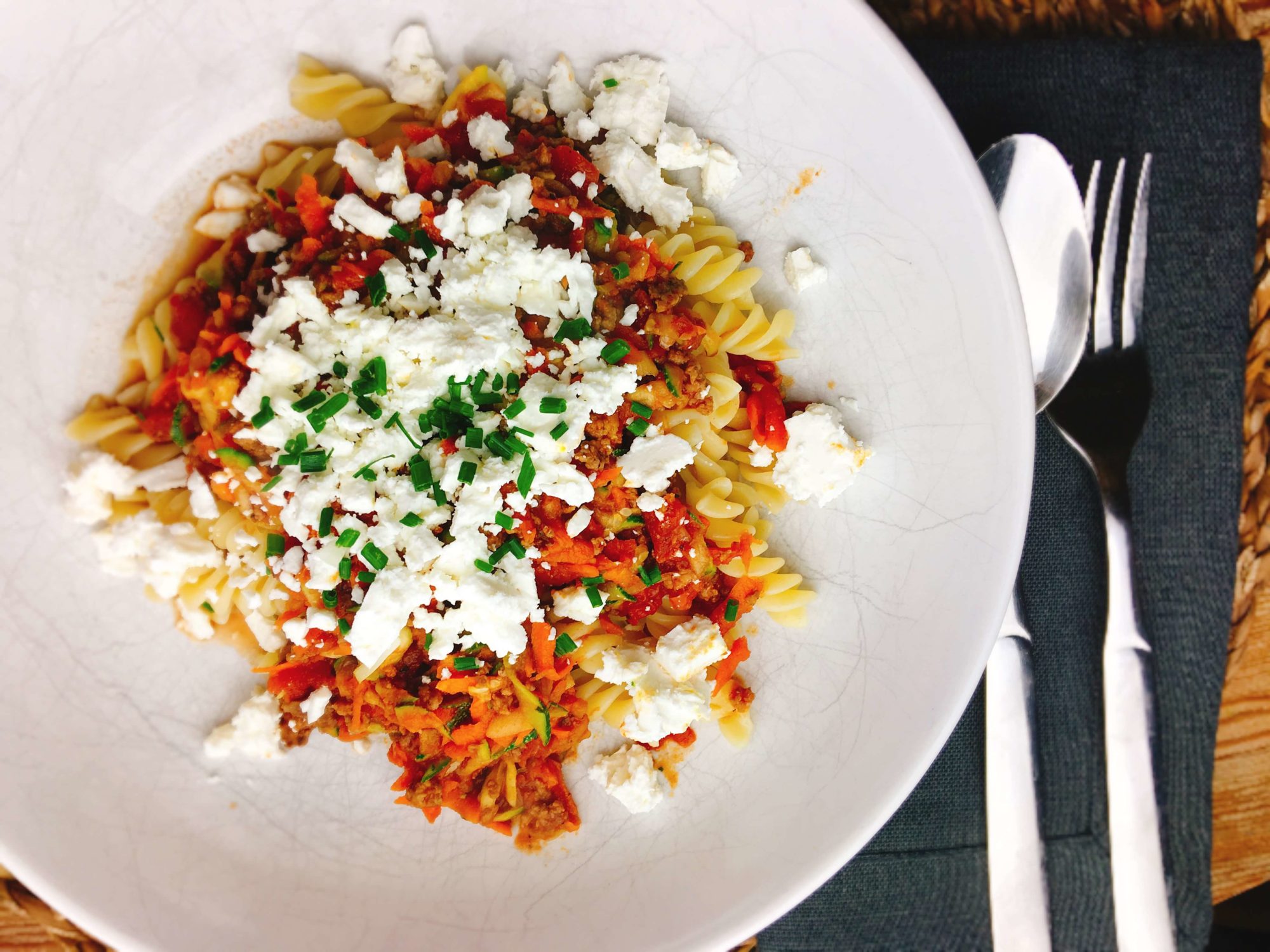 Rezept für Nudeln mit Hackfleisch, Gemüse und Schafskäse