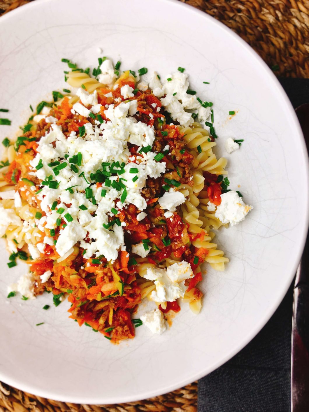 Pasta mit Hackfleisch, frischem Gemüse und Schafskäse - Ein Löffel Liebe