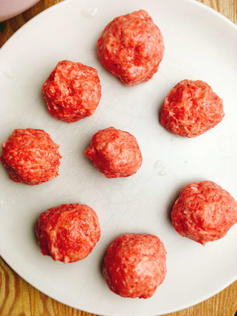 Orientalischer Bulgursalat mit gefüllten Hackbällchen