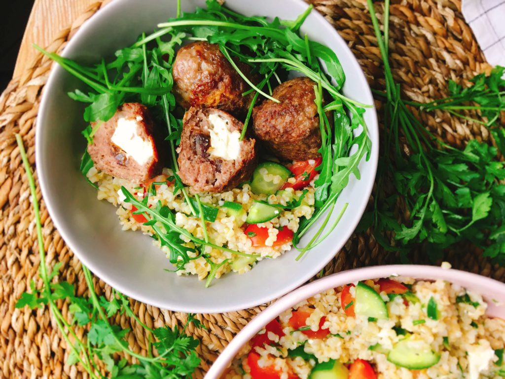 Orientalischer Bulgursalat mit gefüllten Hackbällchen