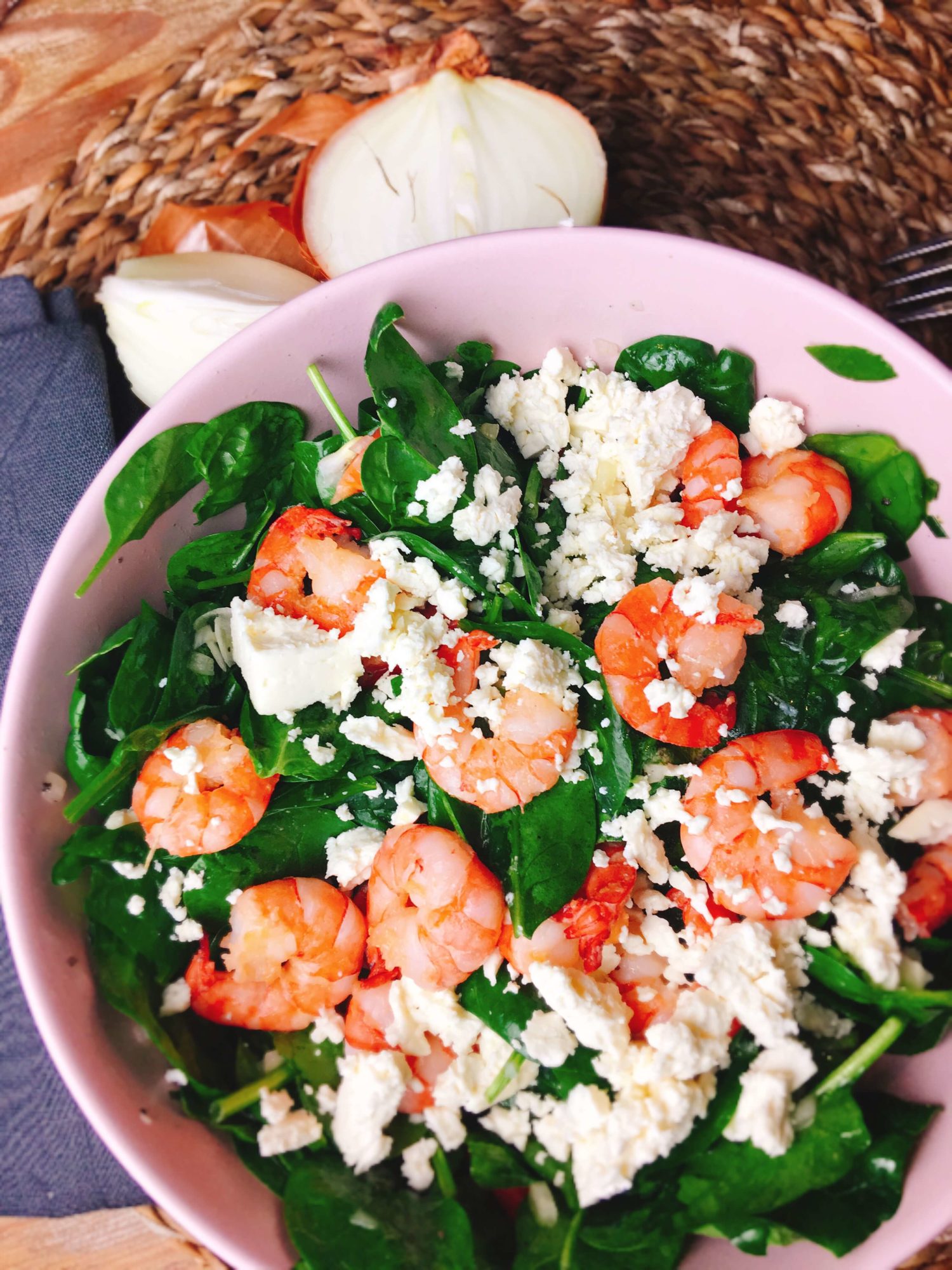 Low Carb Salat mit Schafskäse und gebratenen Garnelen