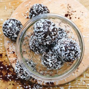 Rezept für Energy balls mit Walnüssen, Datteln und Kakao