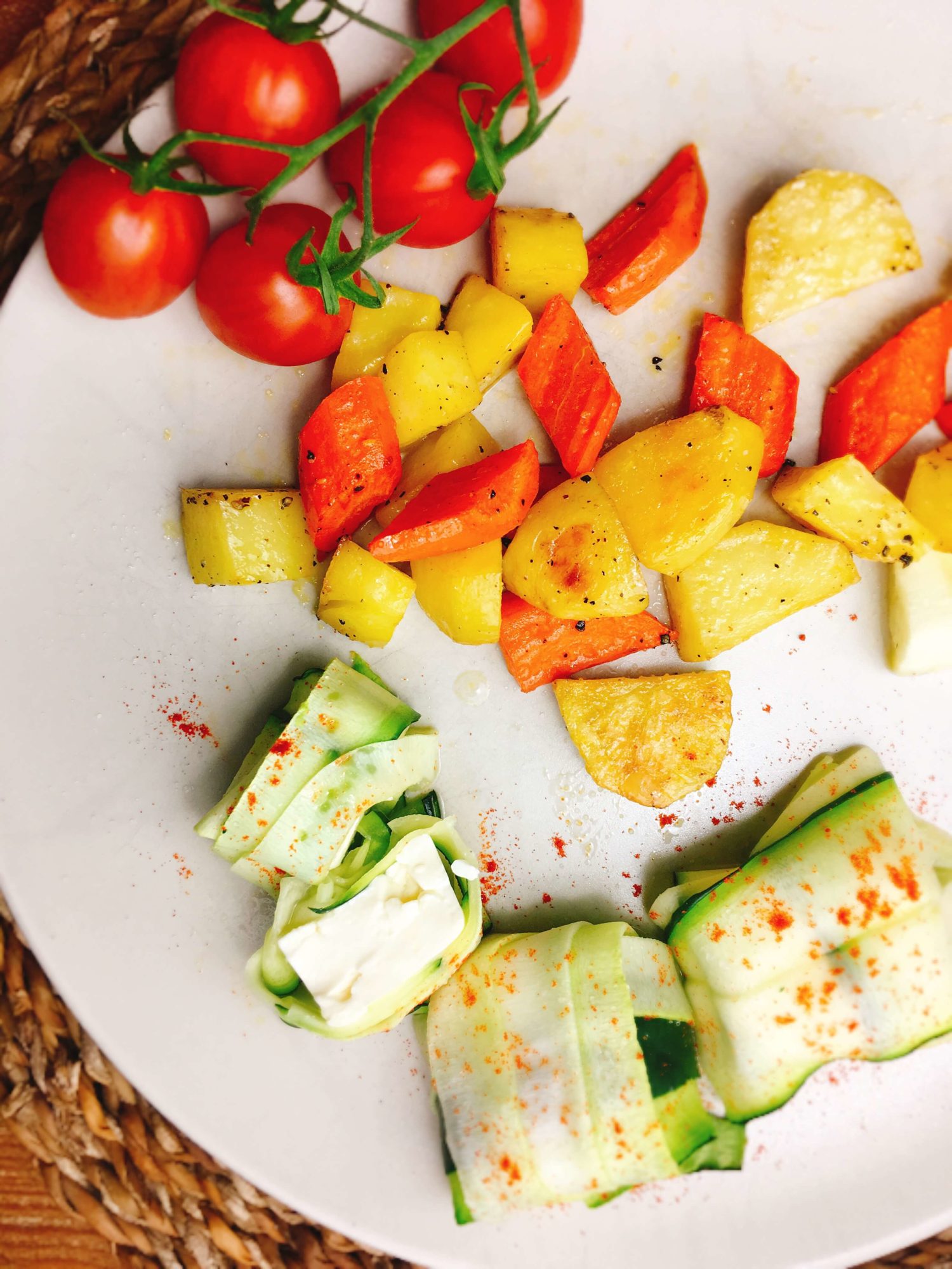 Rezept für Ofengemüse und mit Schafskäse gefüllten Zucchini-Päckchen