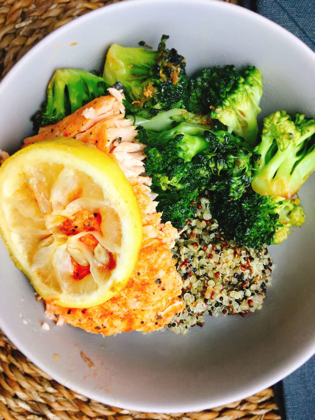 Bowl mit Lachs, Quinoa und Brokkoli