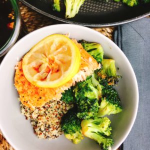 Bowl mit Lachs, Quinoa und Brokkoli