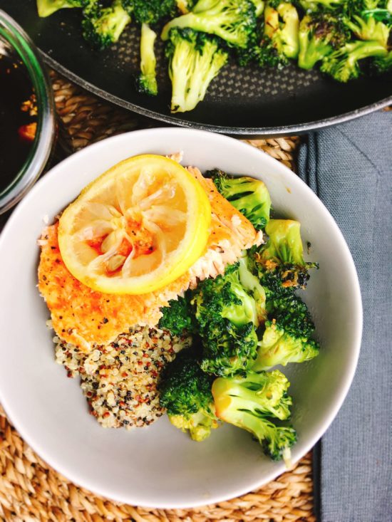 Bowl mit Lachs, Quinoa und Brokkoli