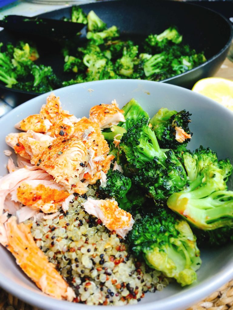 Bowl mit Lachs, Quinoa und Brokkoli