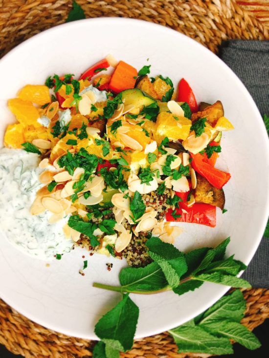 Rezept für orientalische Gemüse-Bowl mit Joghurt-Minz-Dip und gerösteten Mandeln