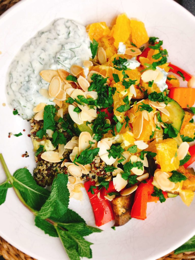 Orientalische Gemüse-Bowl mit frischem Joghurt-Minz-Dip und gerösteten ...