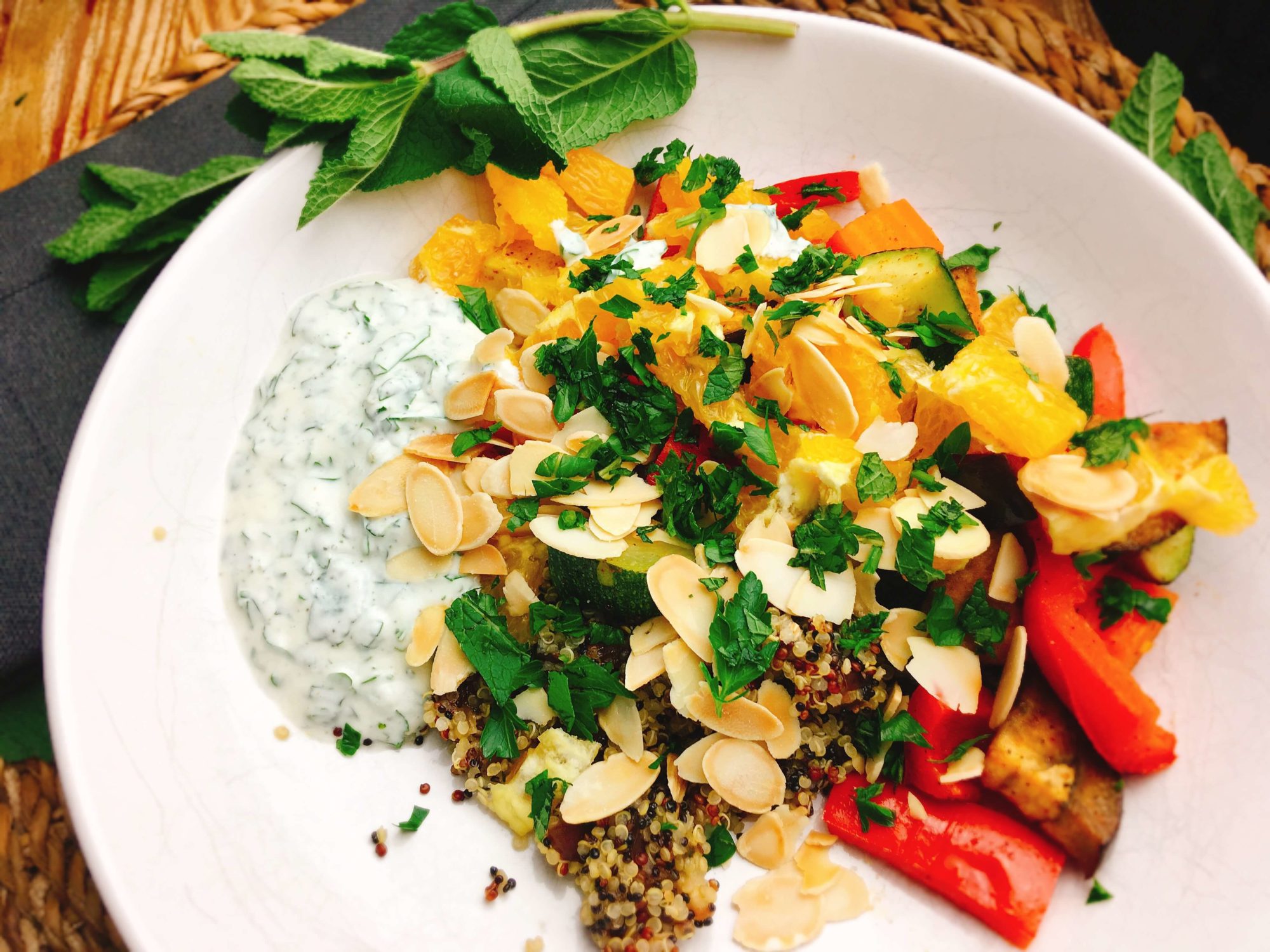 Rezept für orientalische Gemüse-Bowl mit Joghurt-Minz-Dip und gerösteten Mandeln