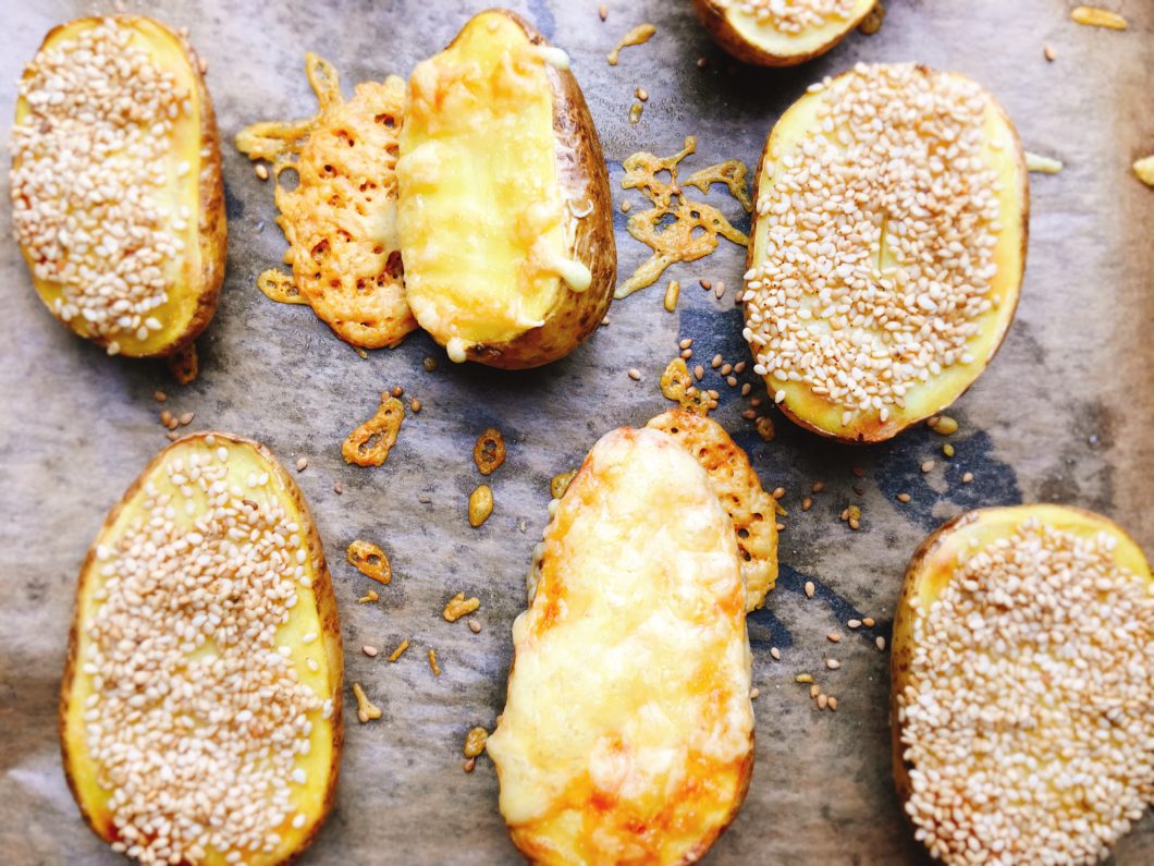 Rezept für überbackene Ofenkartoffeln mit Käse oder Sesam