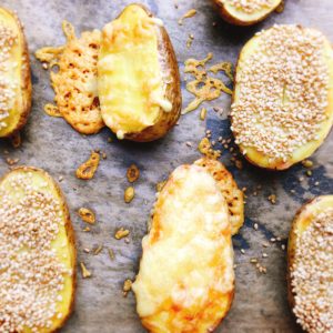 Rezept für überbackene Ofenkartoffeln mit Käse oder Sesam