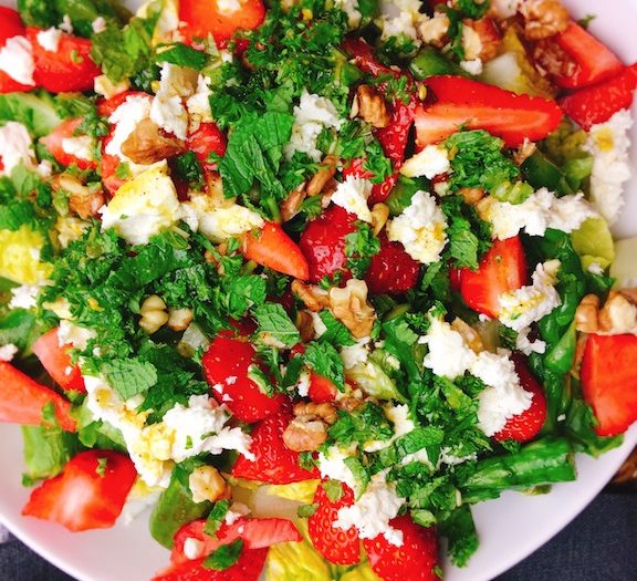 Rezept für einen gesunden Salat mit grünem Spargel und Erdbeeren
