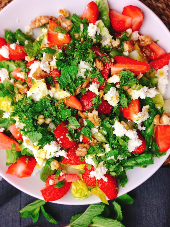 Rezept für einen gesunden Salat mit grünem Spargel und Erdbeeren