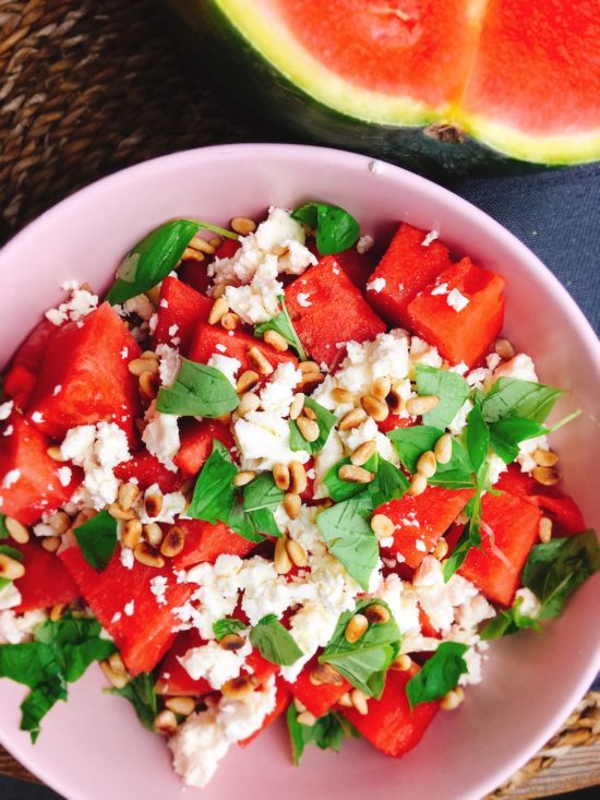 Rezept für Wassermelonensalat mit Schafskäse und Pinienkernen