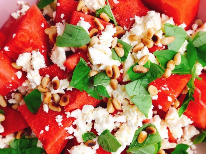 Rezept für Wassermelonensalat mit Schafskäse und Pinienkernen