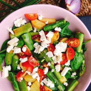 Rezept für einen gesunden Spargelsalat mit Ofenkartoffeln