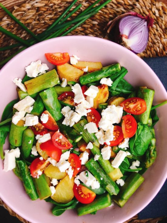 Rezept für einen gesunden Spargelsalat mit Ofenkartoffeln